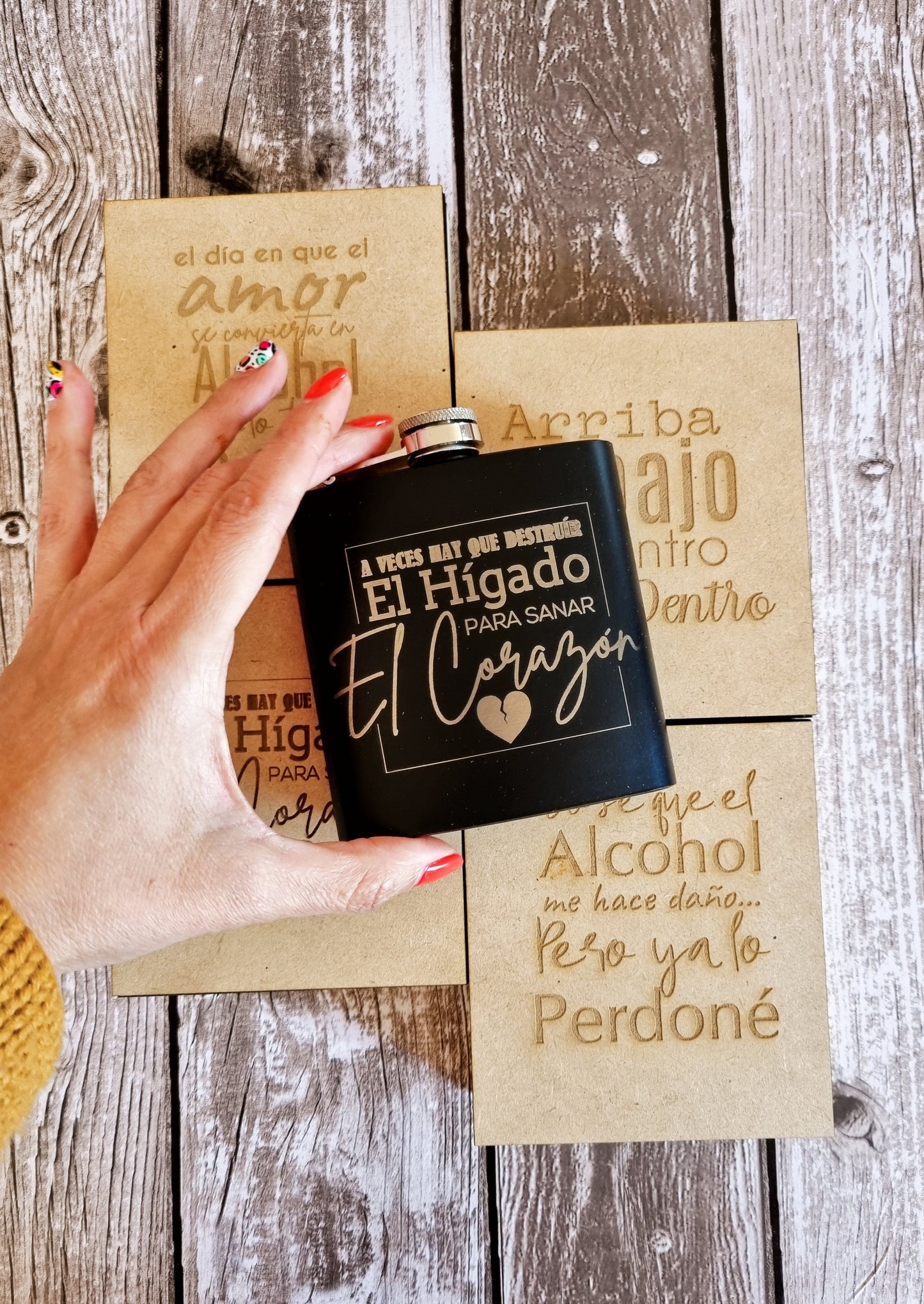 Petaca personalizada con caja de madera